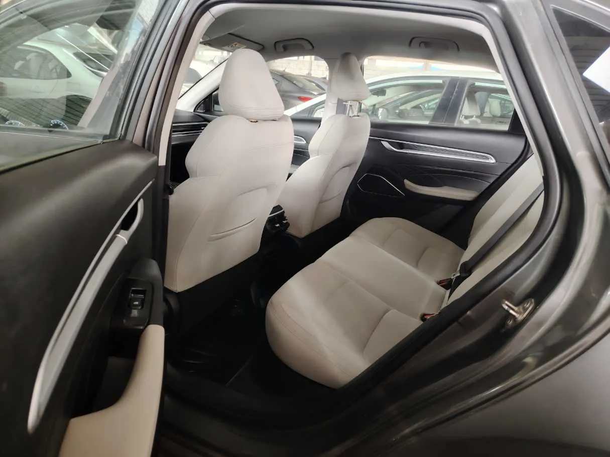 Car image 17