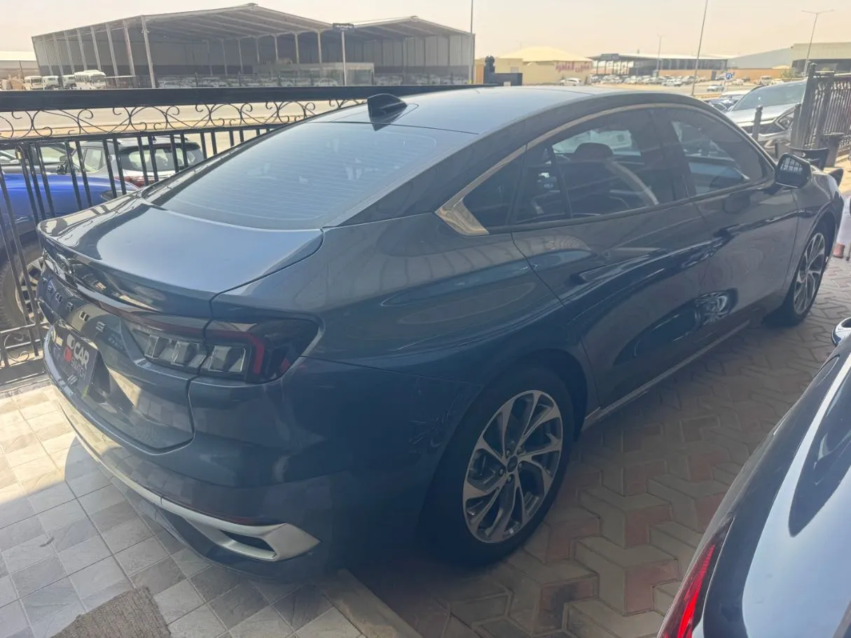Car image 4