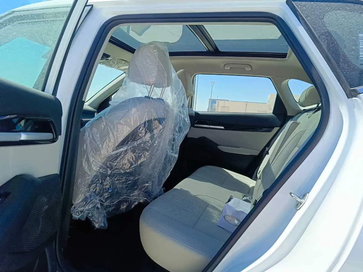 Car image 18