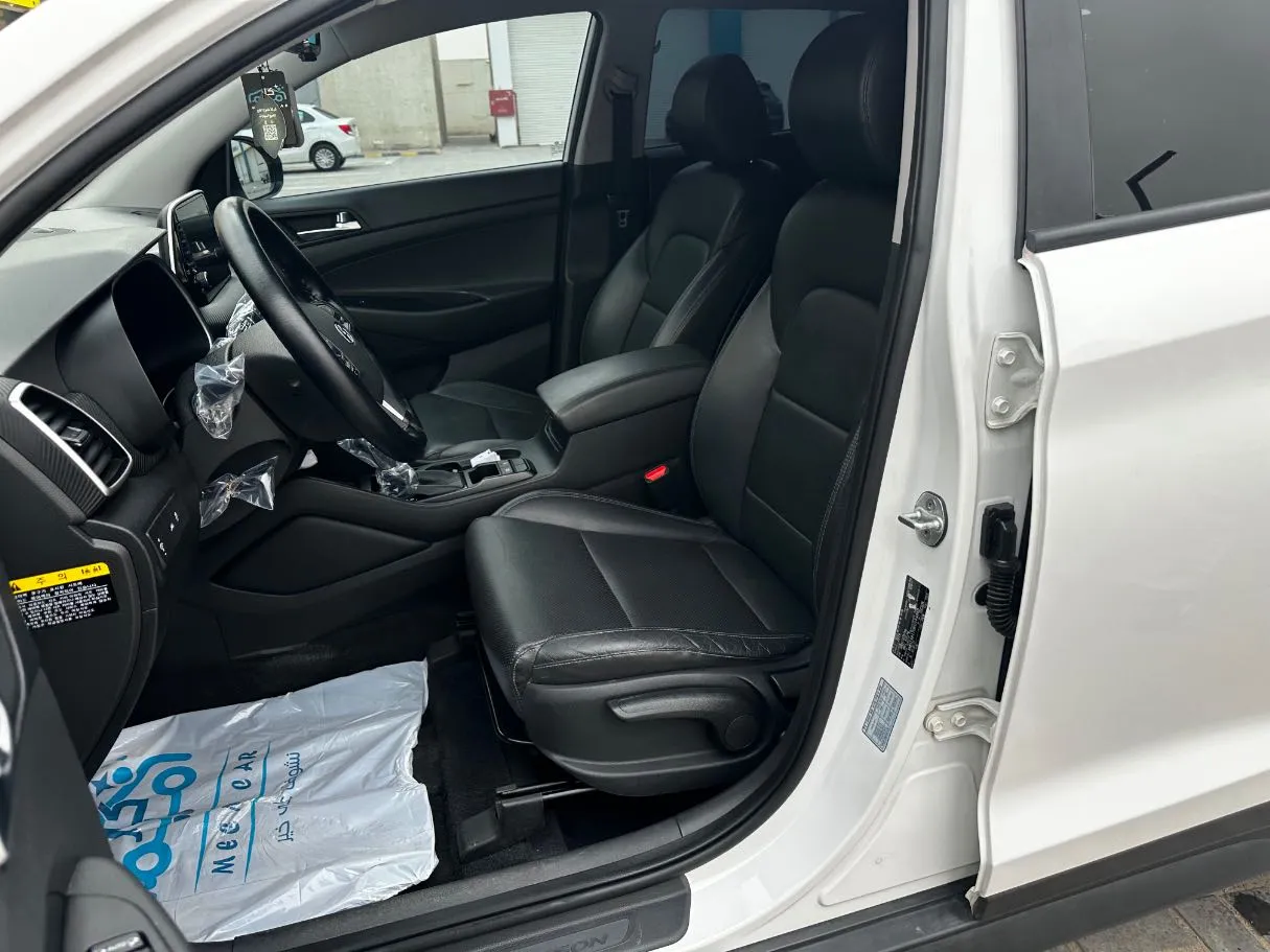 Car image 12