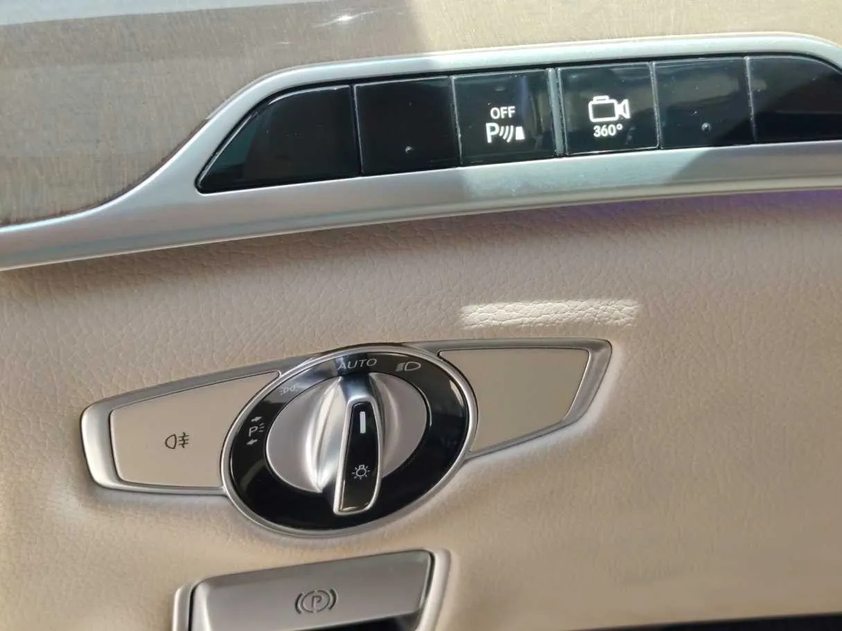 Car image 30