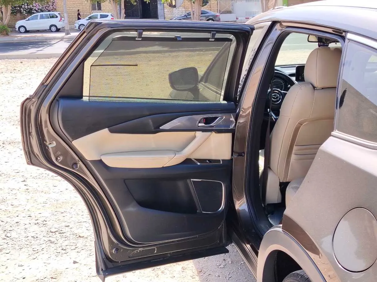 Car image 14