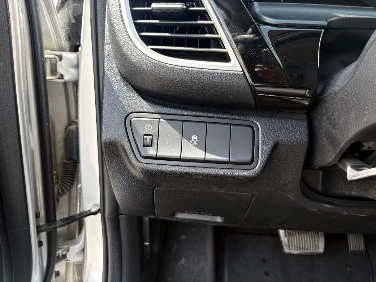 Car image 24