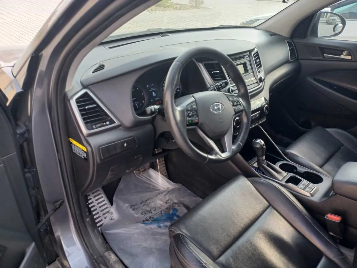 Car image 12