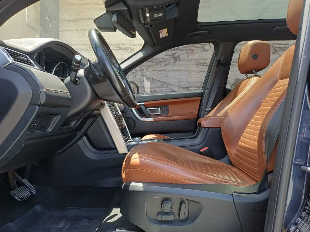 Car image 12