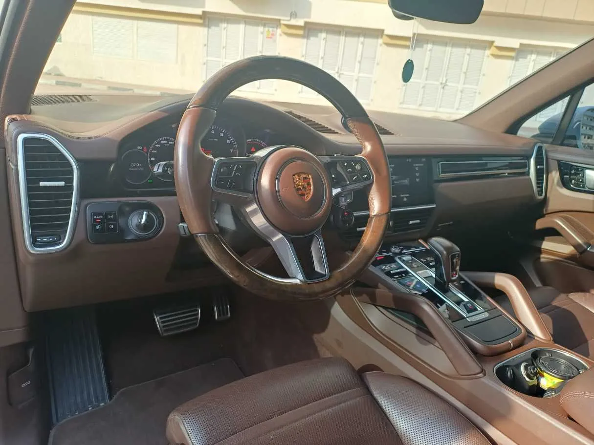 Car image 11