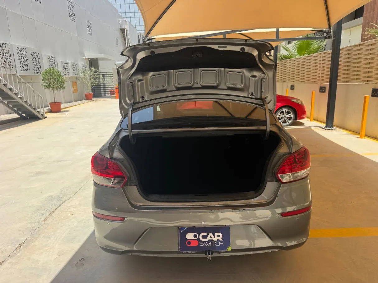 Car image 19