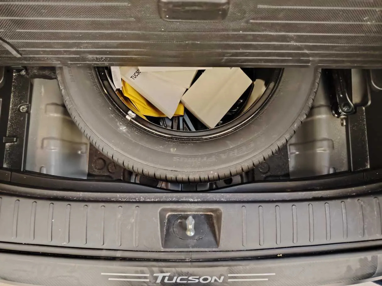 Car image 26