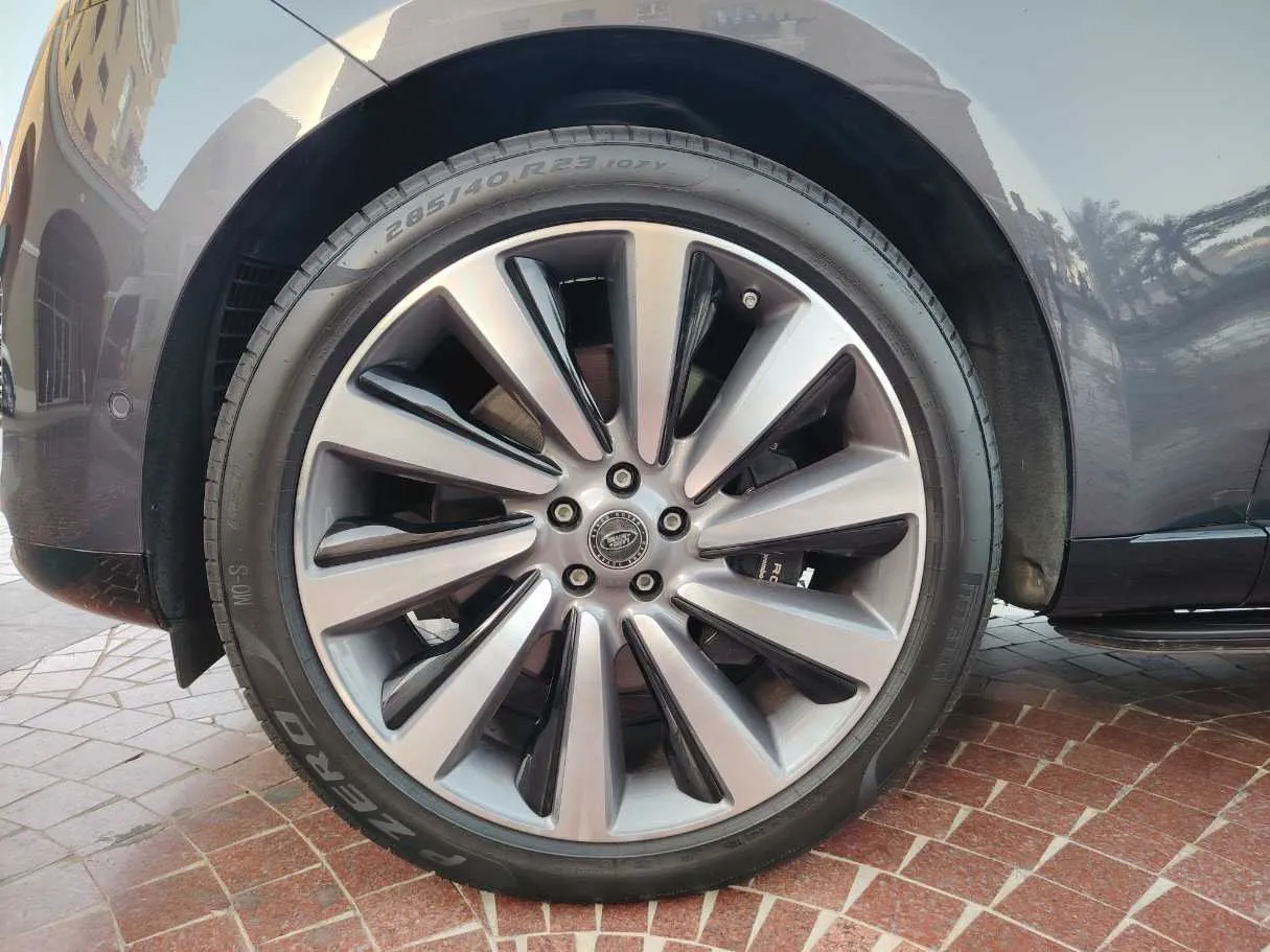 Car image 9