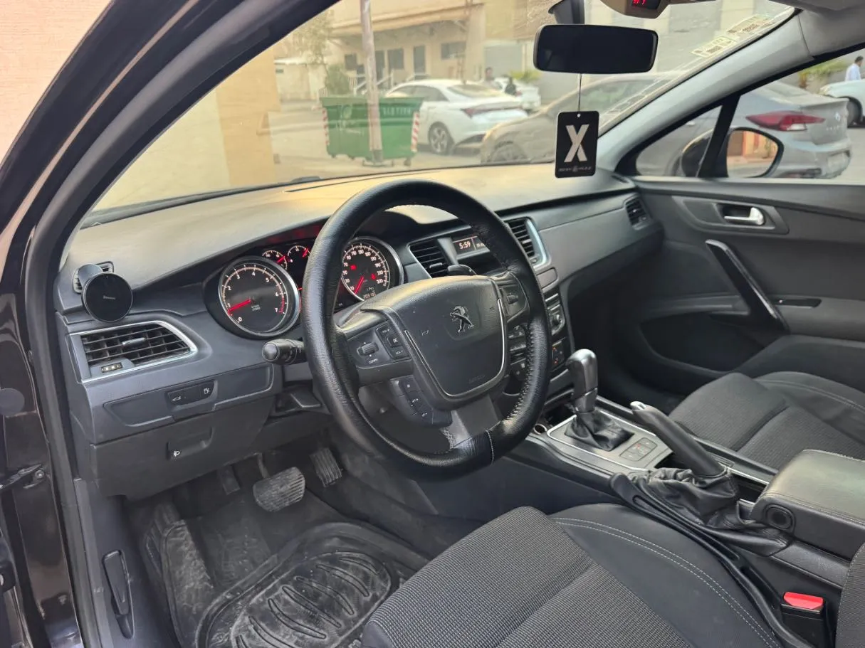 Car image 11