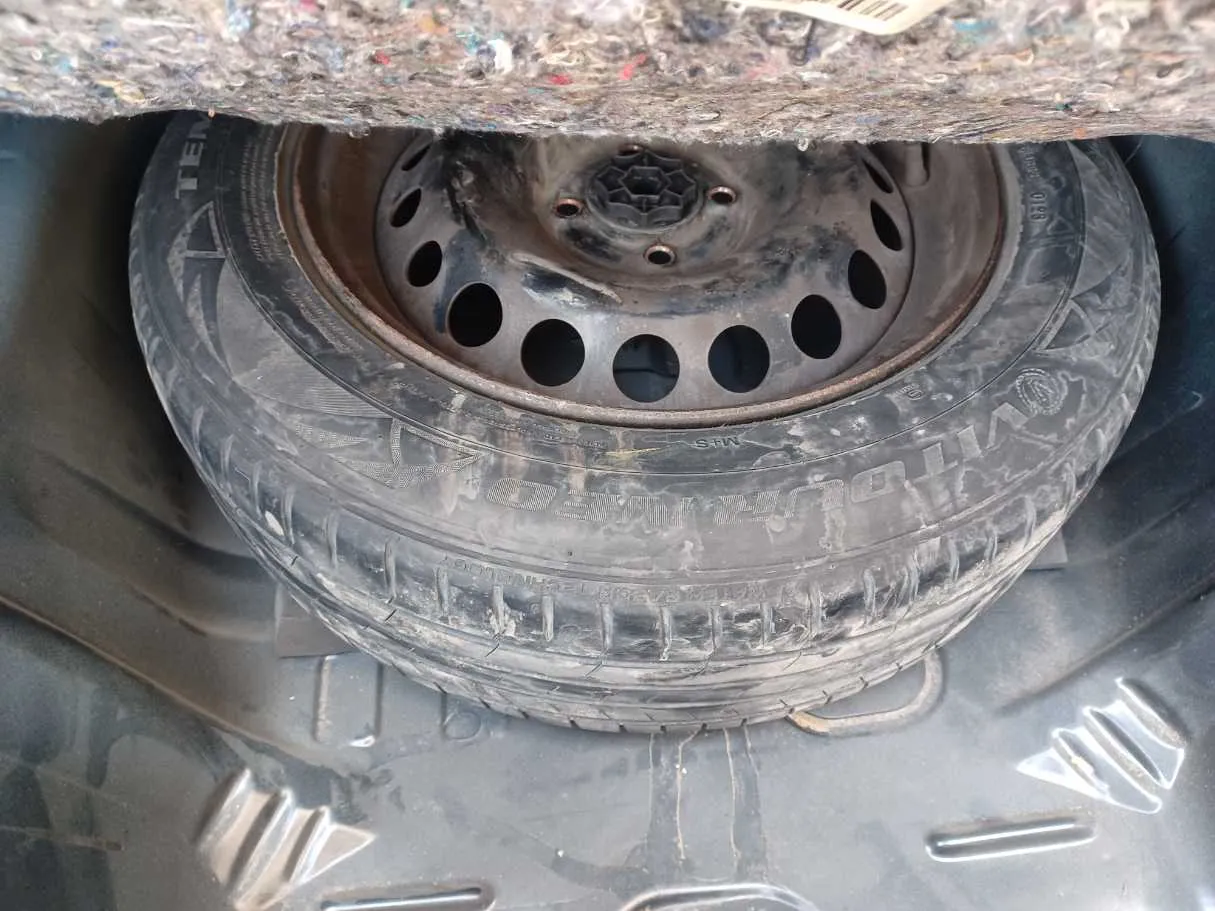 Car image 24
