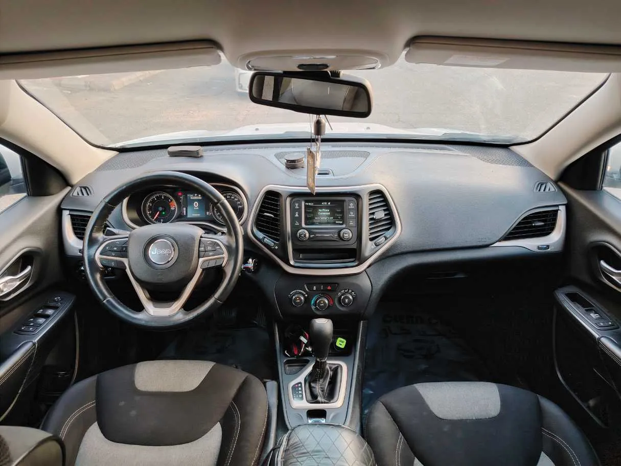 Car image 17
