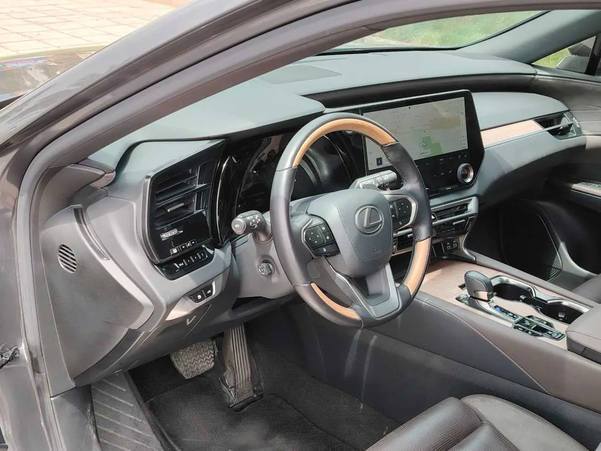 Car image 13