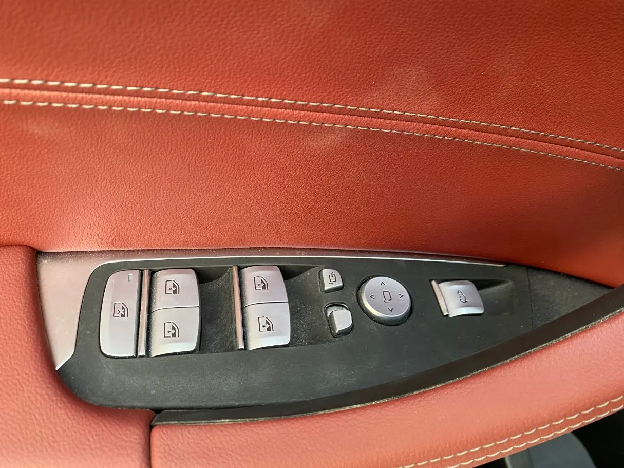 Car image 24