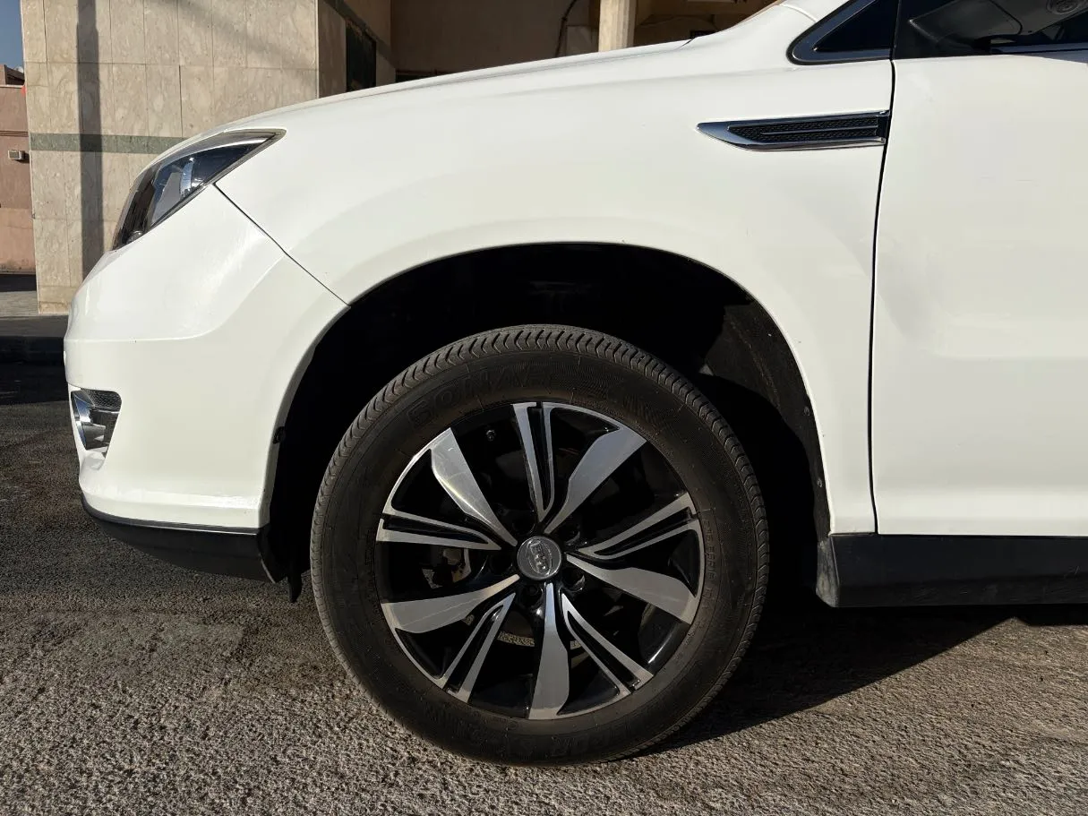 Car image 9