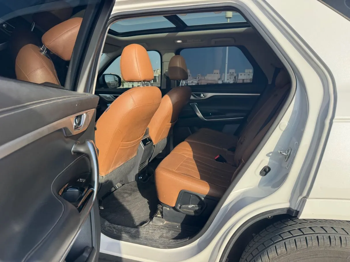 Car image 13