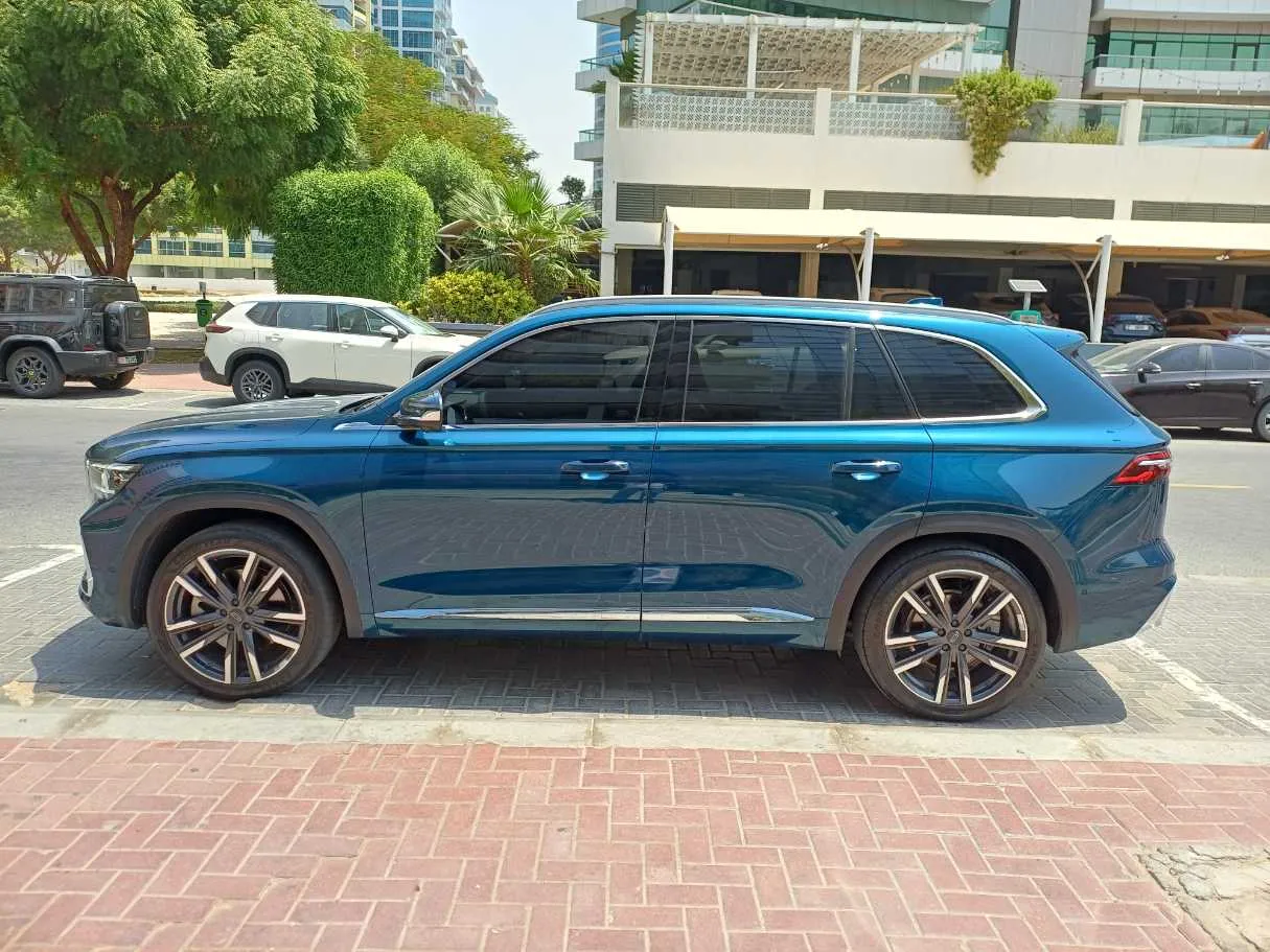 Car image 4