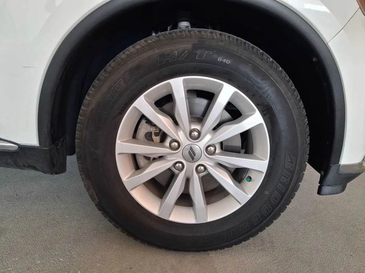 Car image 10