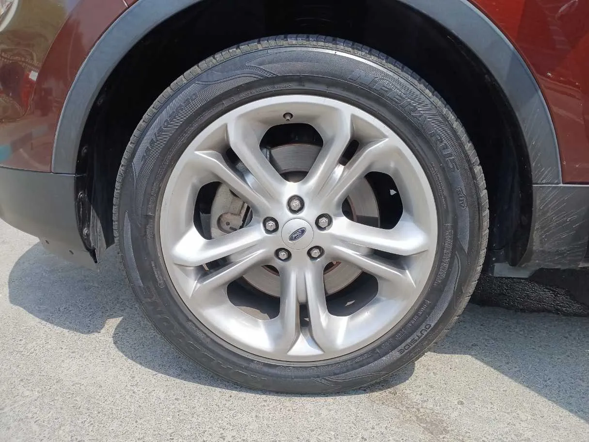 Car image 9