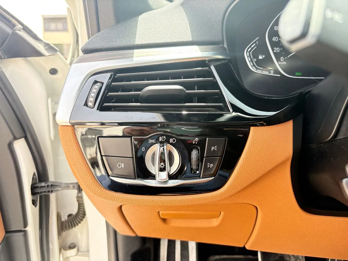 Car image 26