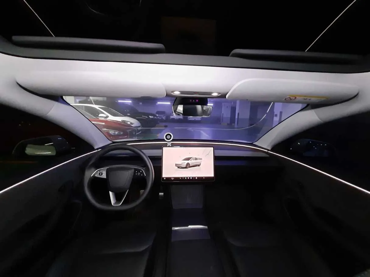 Car image 14