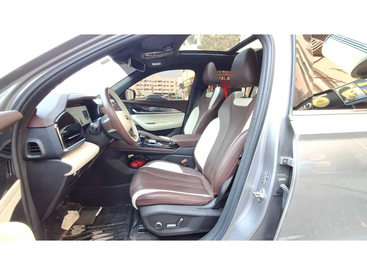 Car image 12