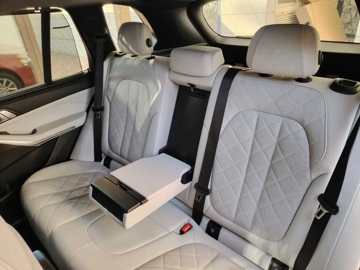 Car image 15
