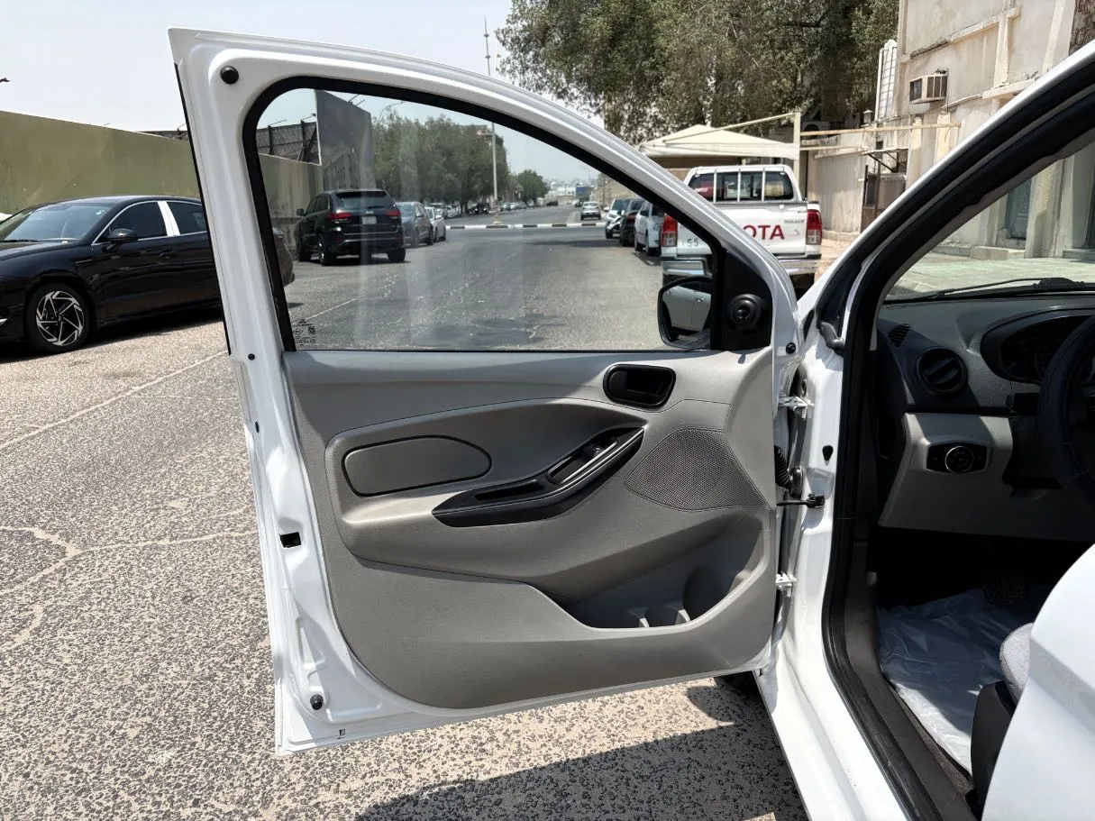 Car image 10