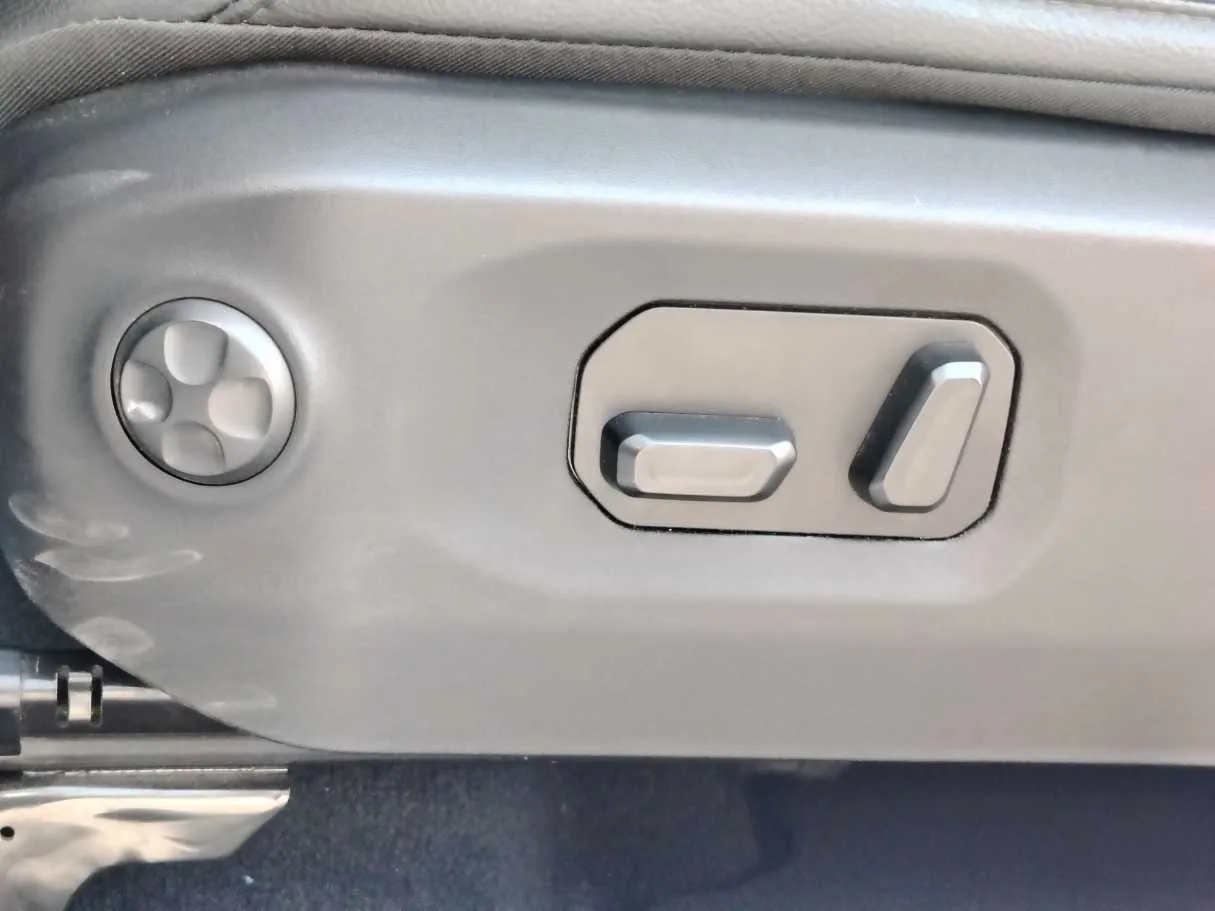 Car image 29