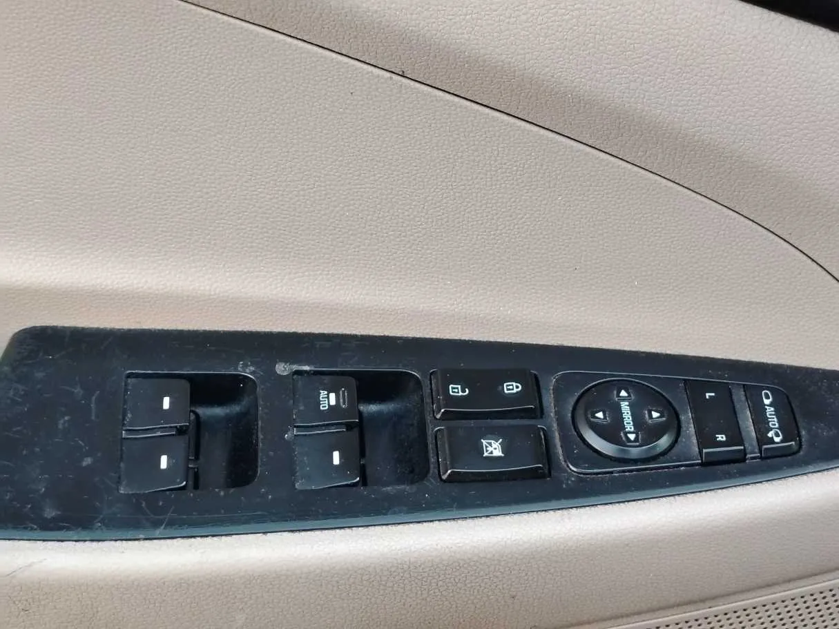 Car image 30