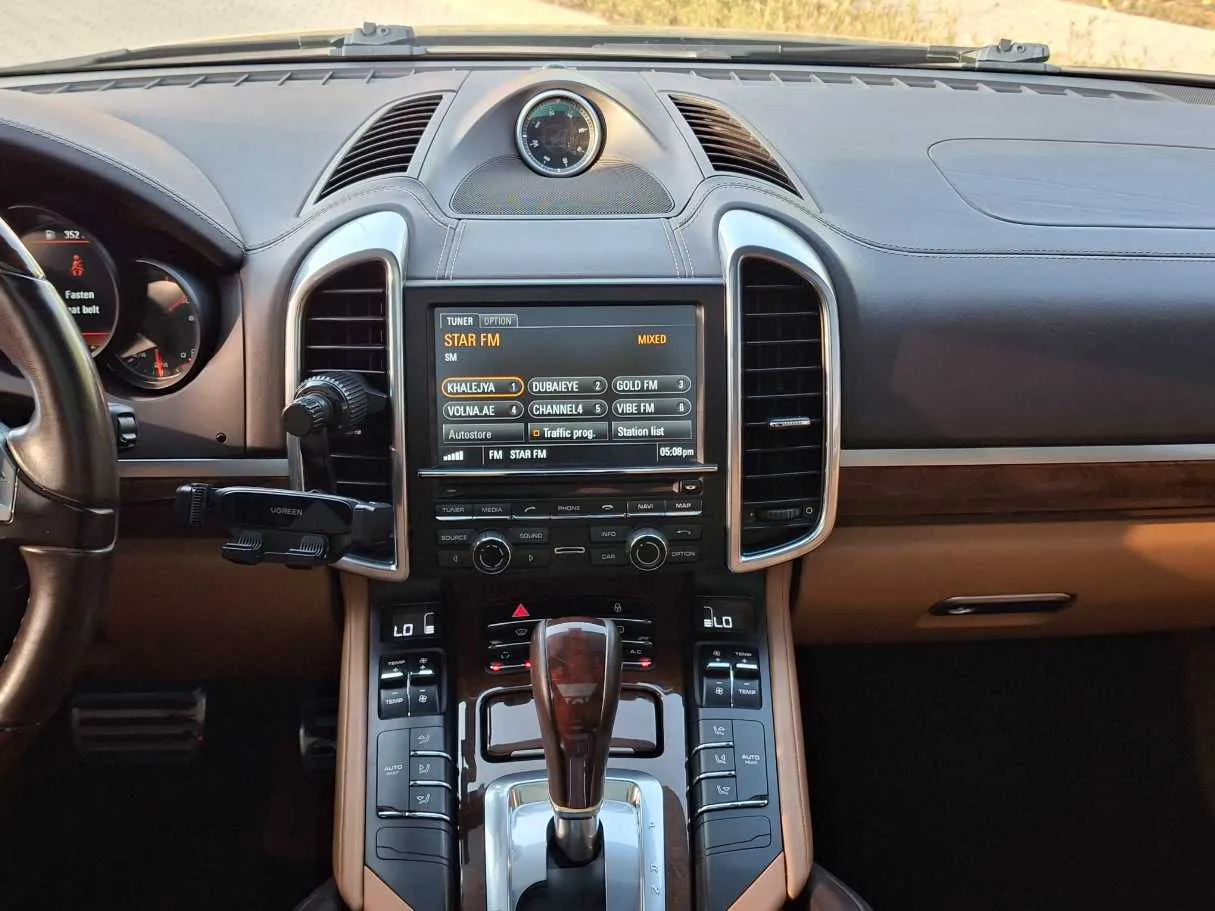 Car image 17