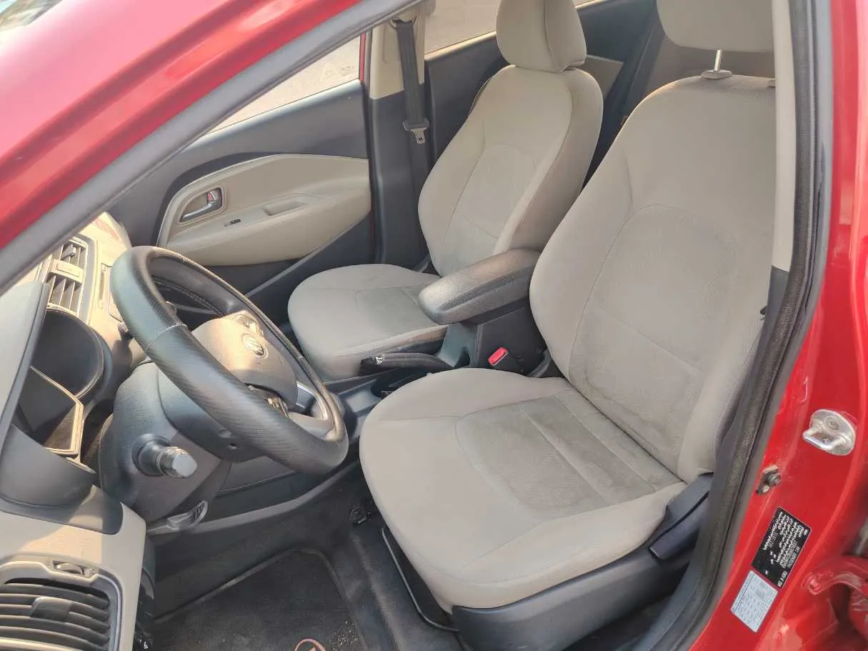 Car image 12
