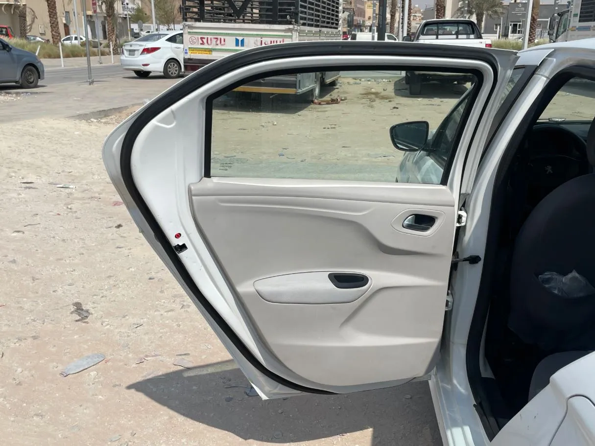 Car image 12