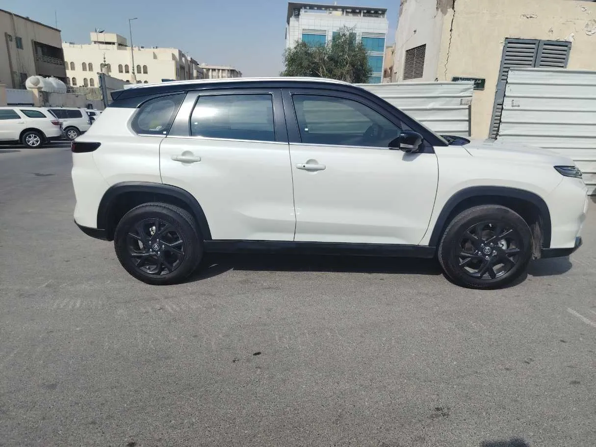 Car image 4