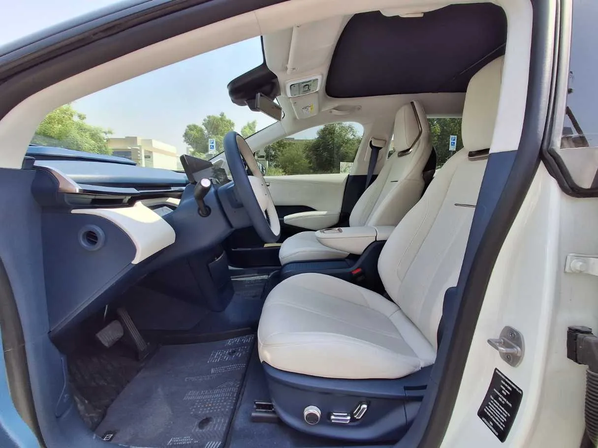Car image 12