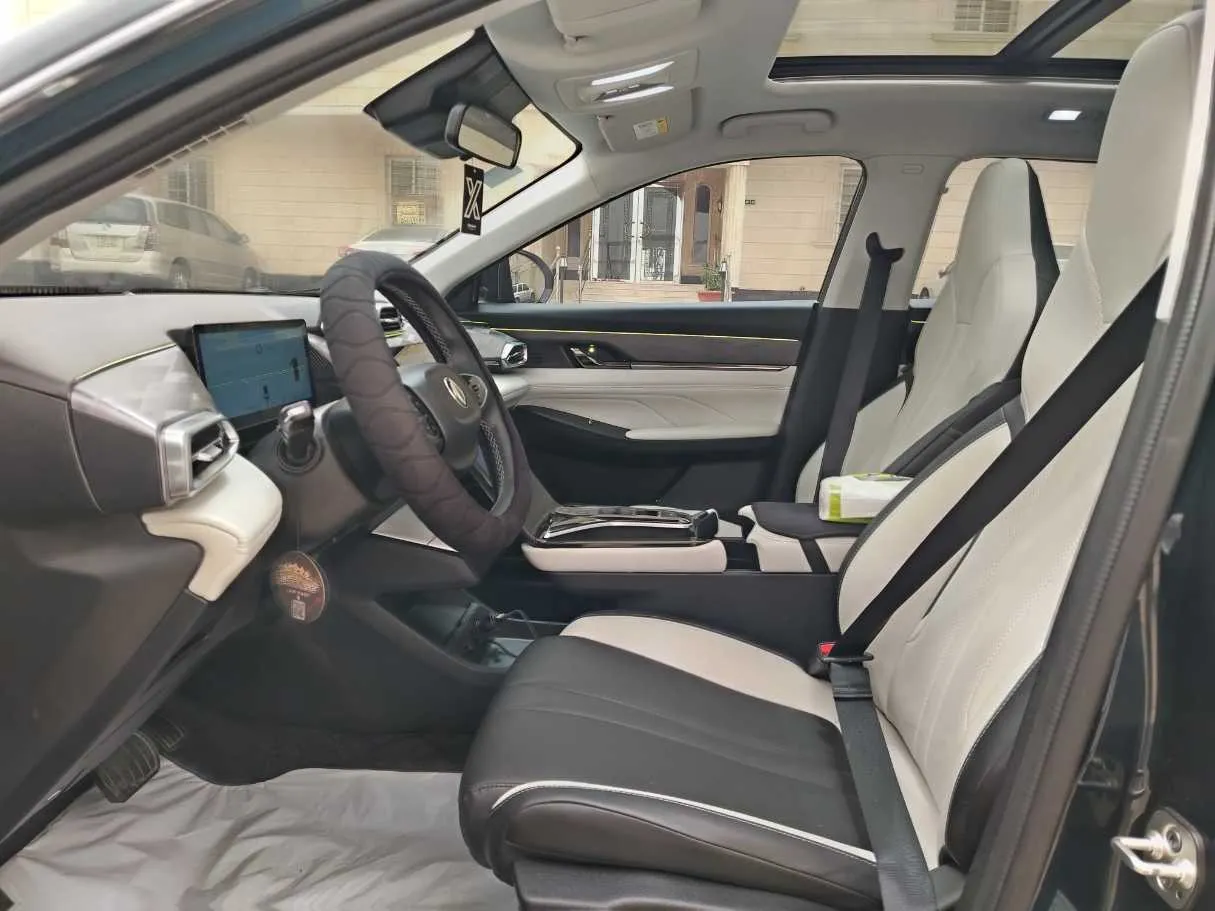Car image 12