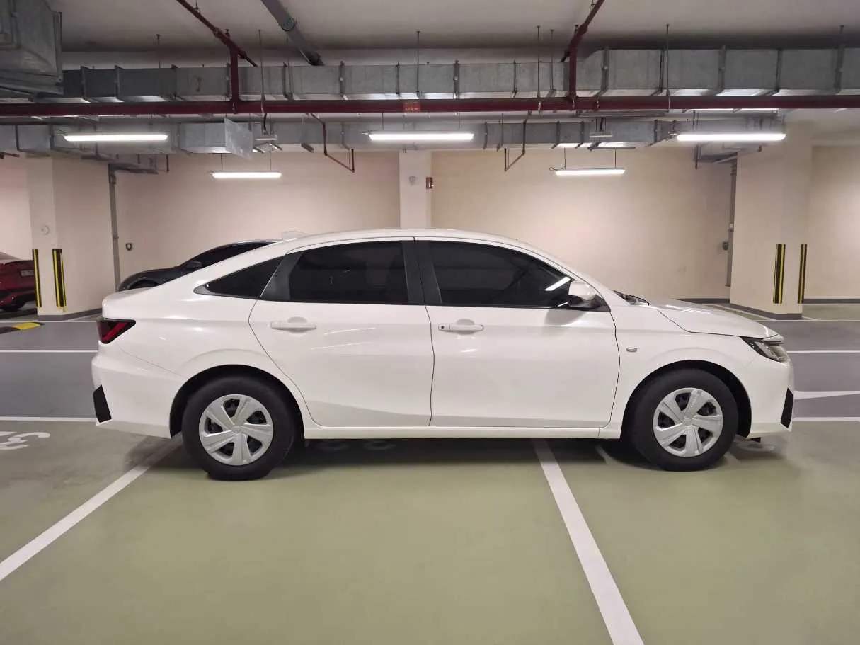 Car image 3
