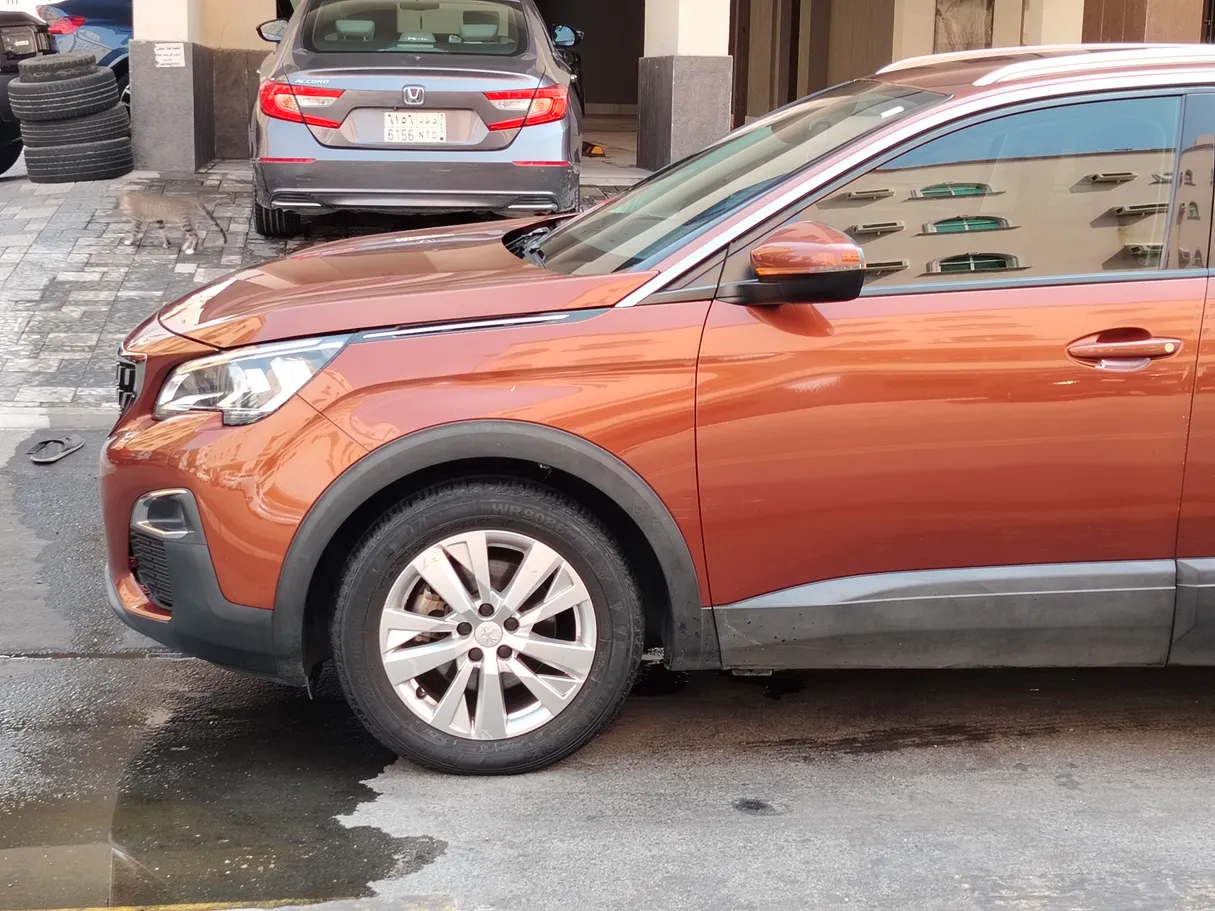 Car image 9