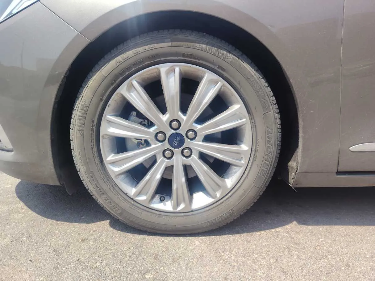 Car image 10