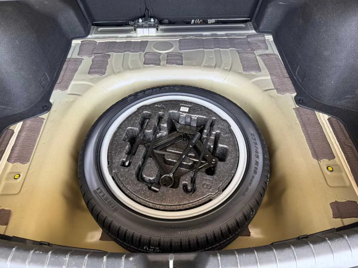 Car image 18