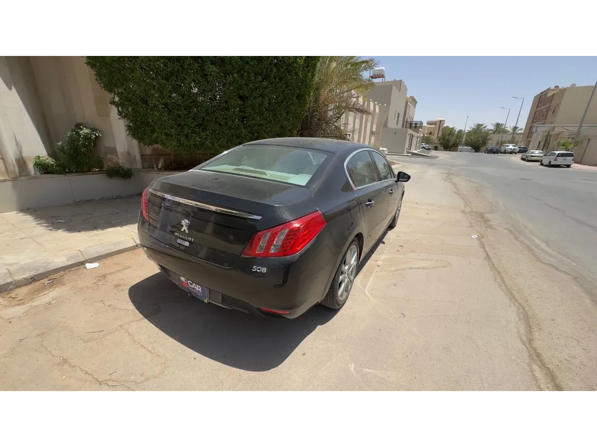 Car image 5