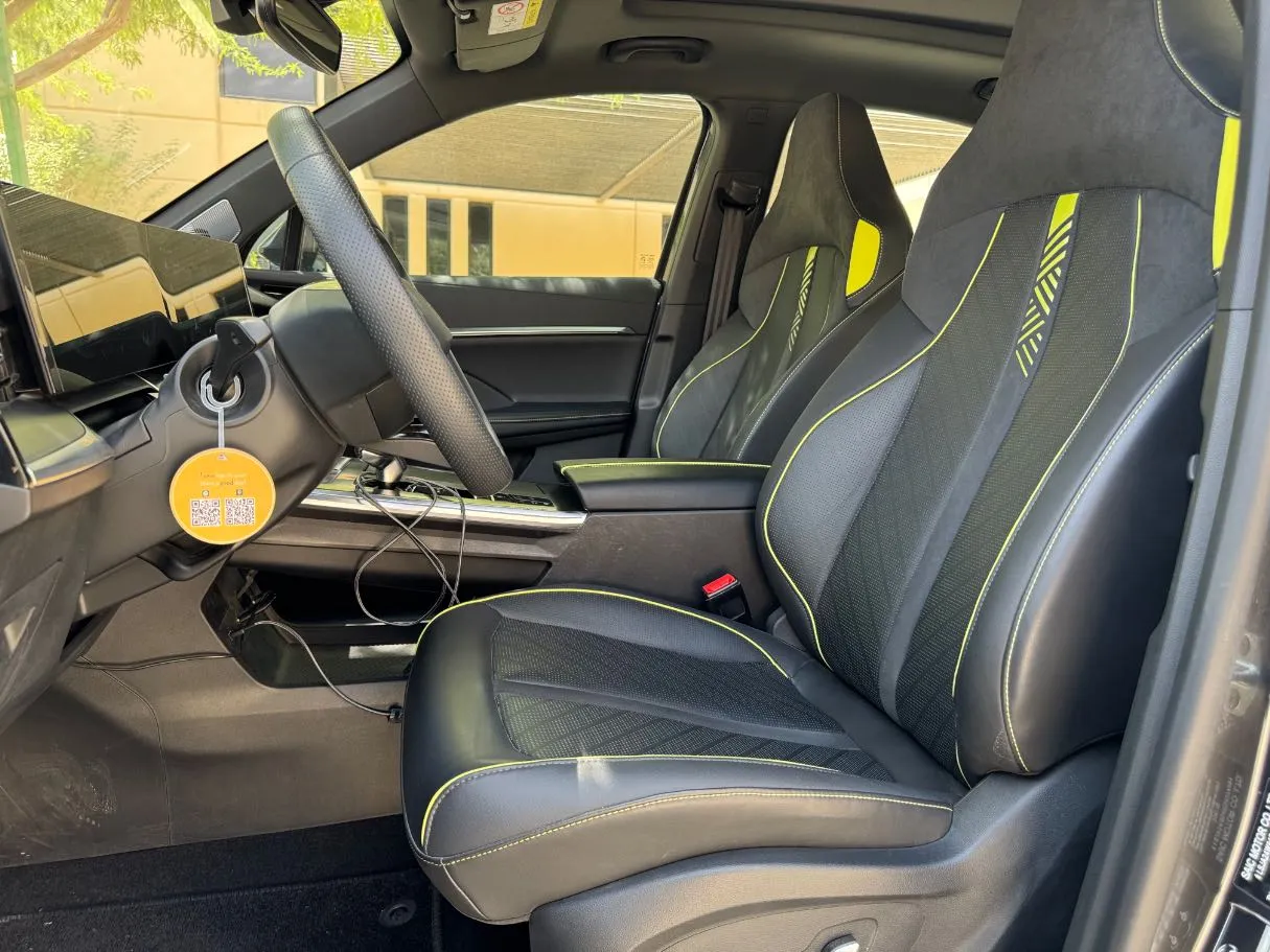 Car image 12