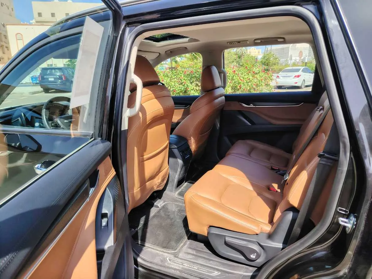 Car image 12