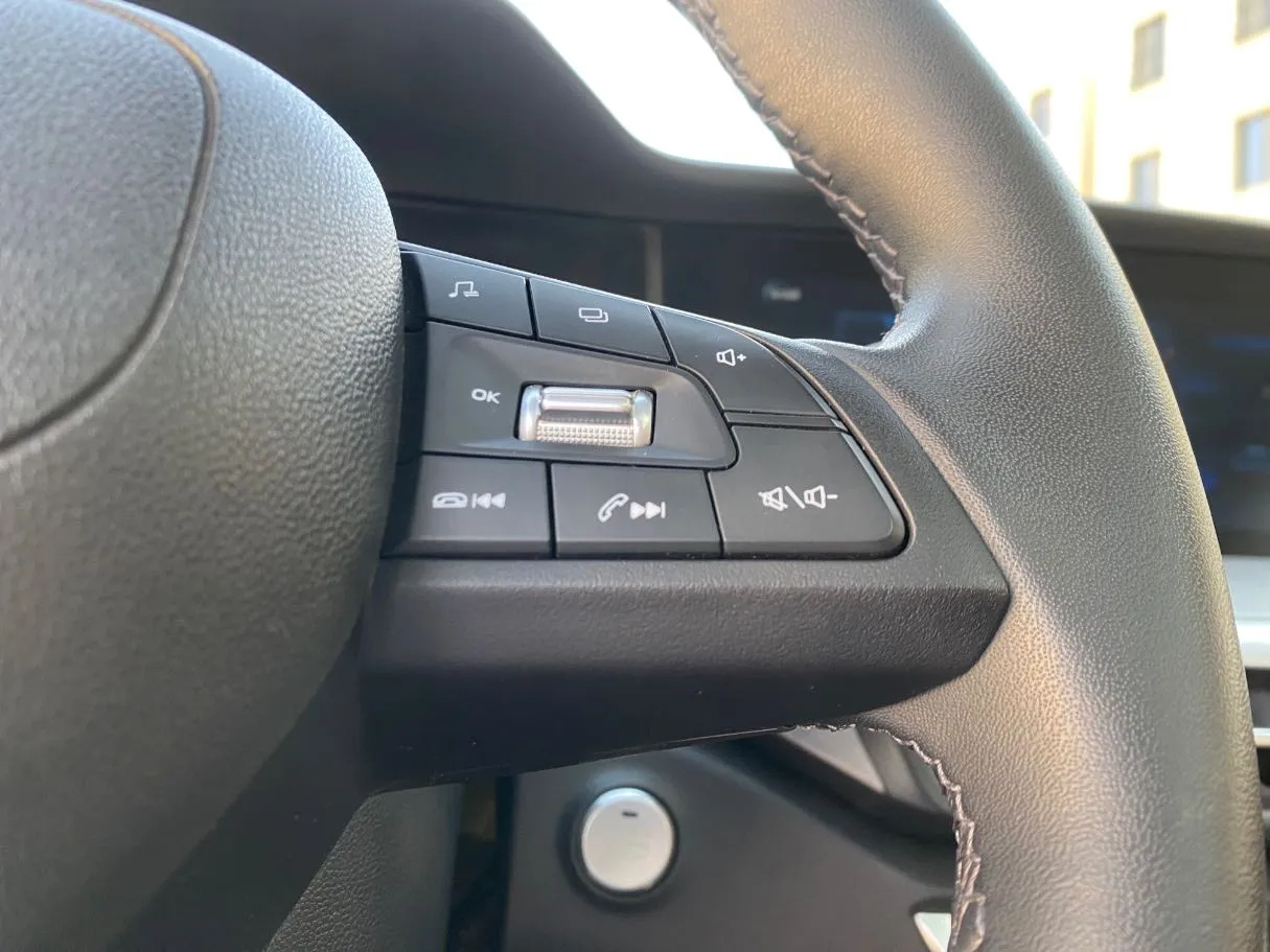 Car image 25