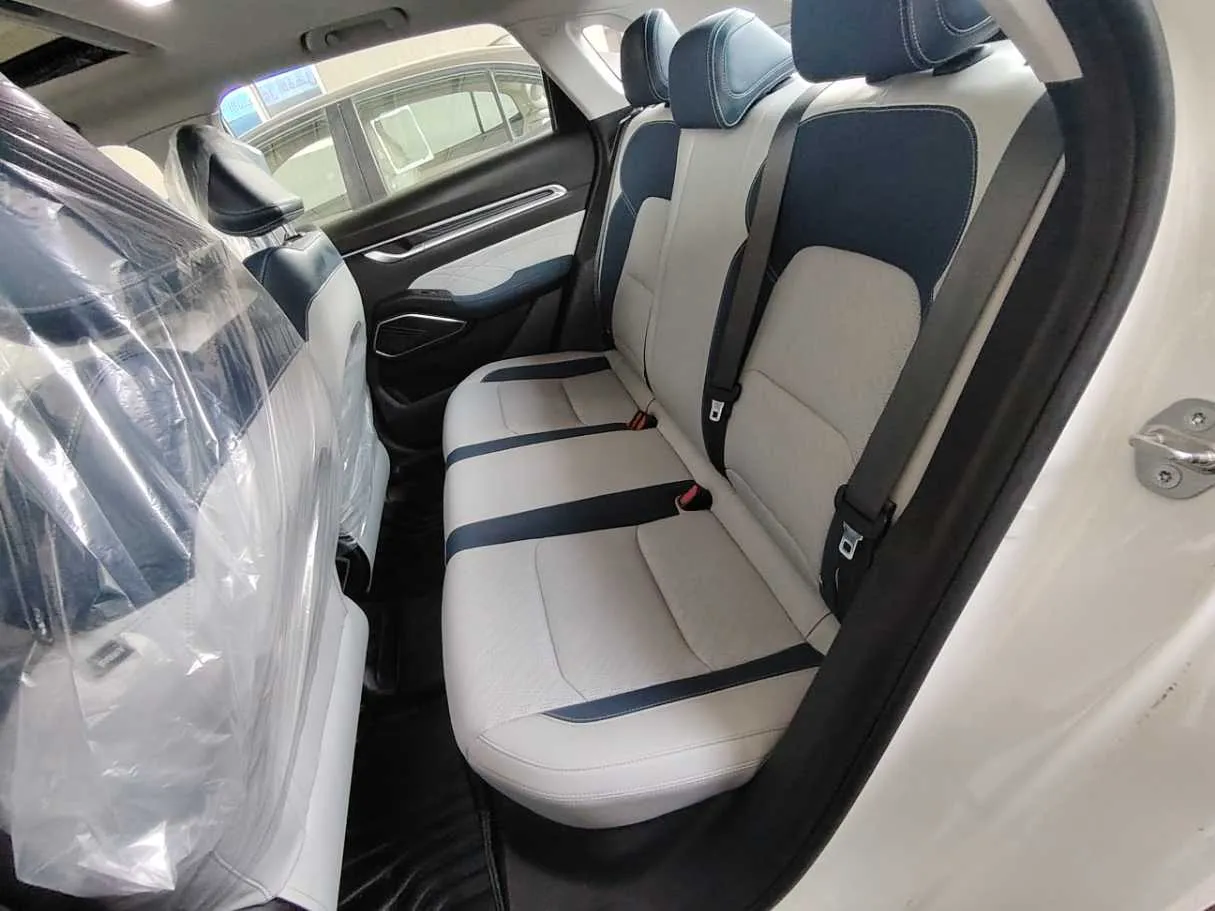 Car image 19