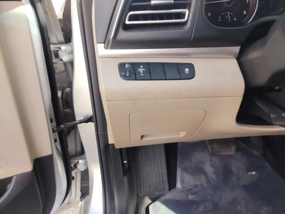 Car image 27