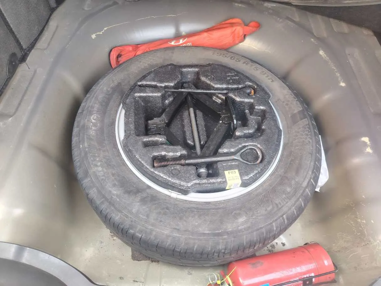 Car image 30