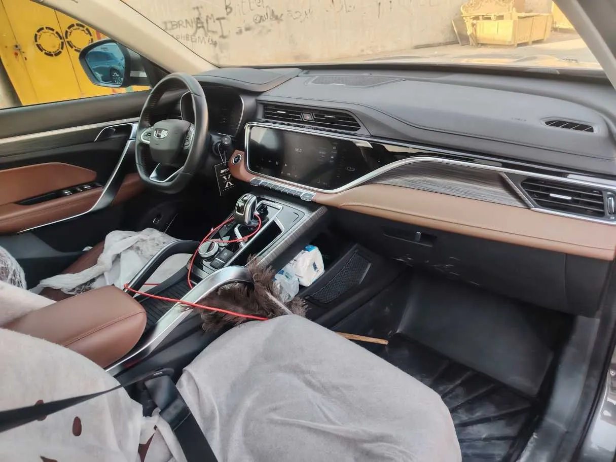 Car image 14
