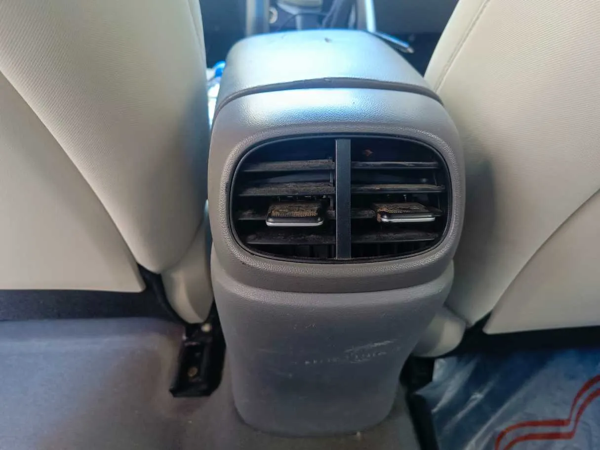Car image 30