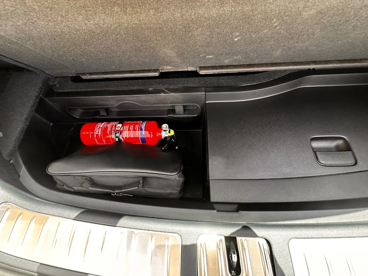 Car image 30